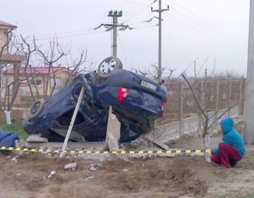 Autoturism răsturnat la ieșire din Nazarcea